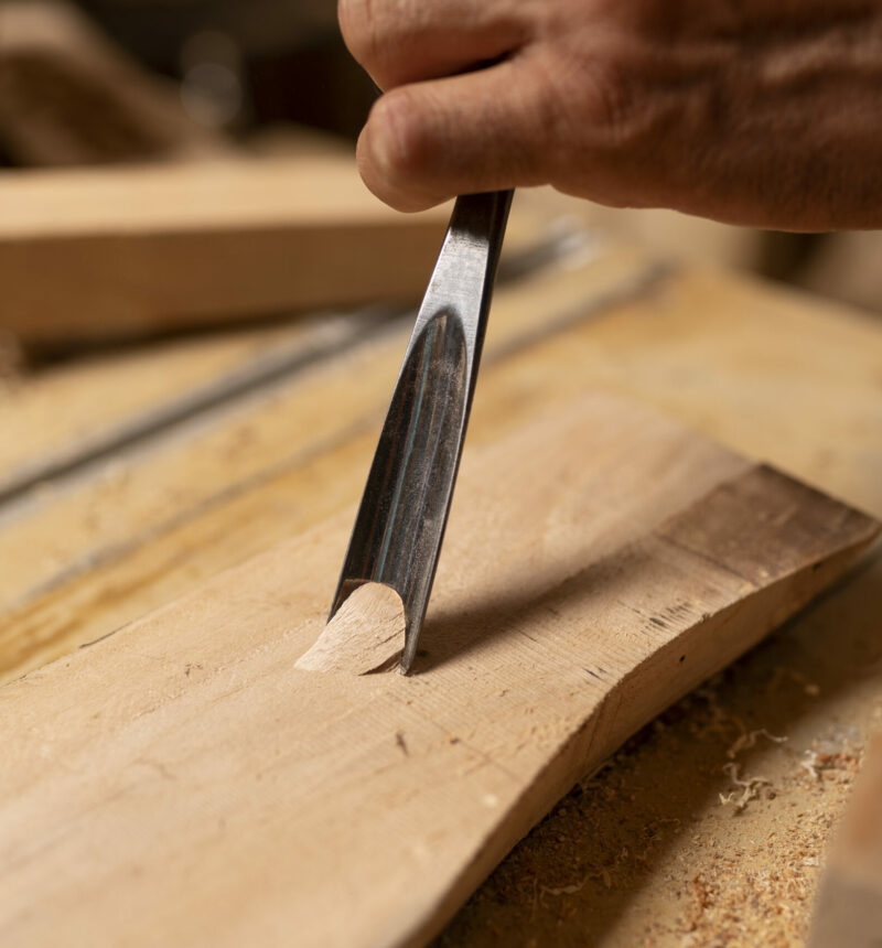 artisan-doing-woodcutting Holzmanufaktur Riffert für Radolfzell: Unsere Philosophie basiert auf Handwerkskunst und Qualität.